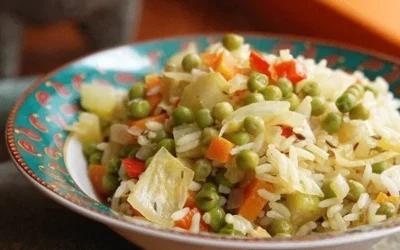 Piatto di riso con verdure fresche e spezie aromatiche.