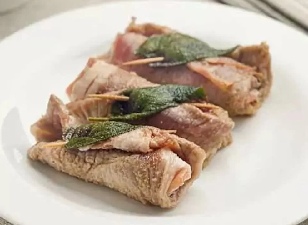 Saltimbocca alla Romana, un tradizionale piatto italiano di carne con prosciutto e salvia.