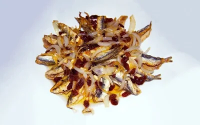 Piatto di Sarde alla Veneziana servito con contorni tipici