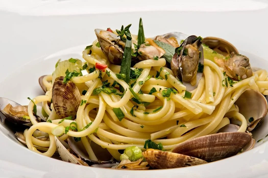 Spaghetti alle Vongole, piatto tradizionale italiano con vongole fresche e spaghetti
