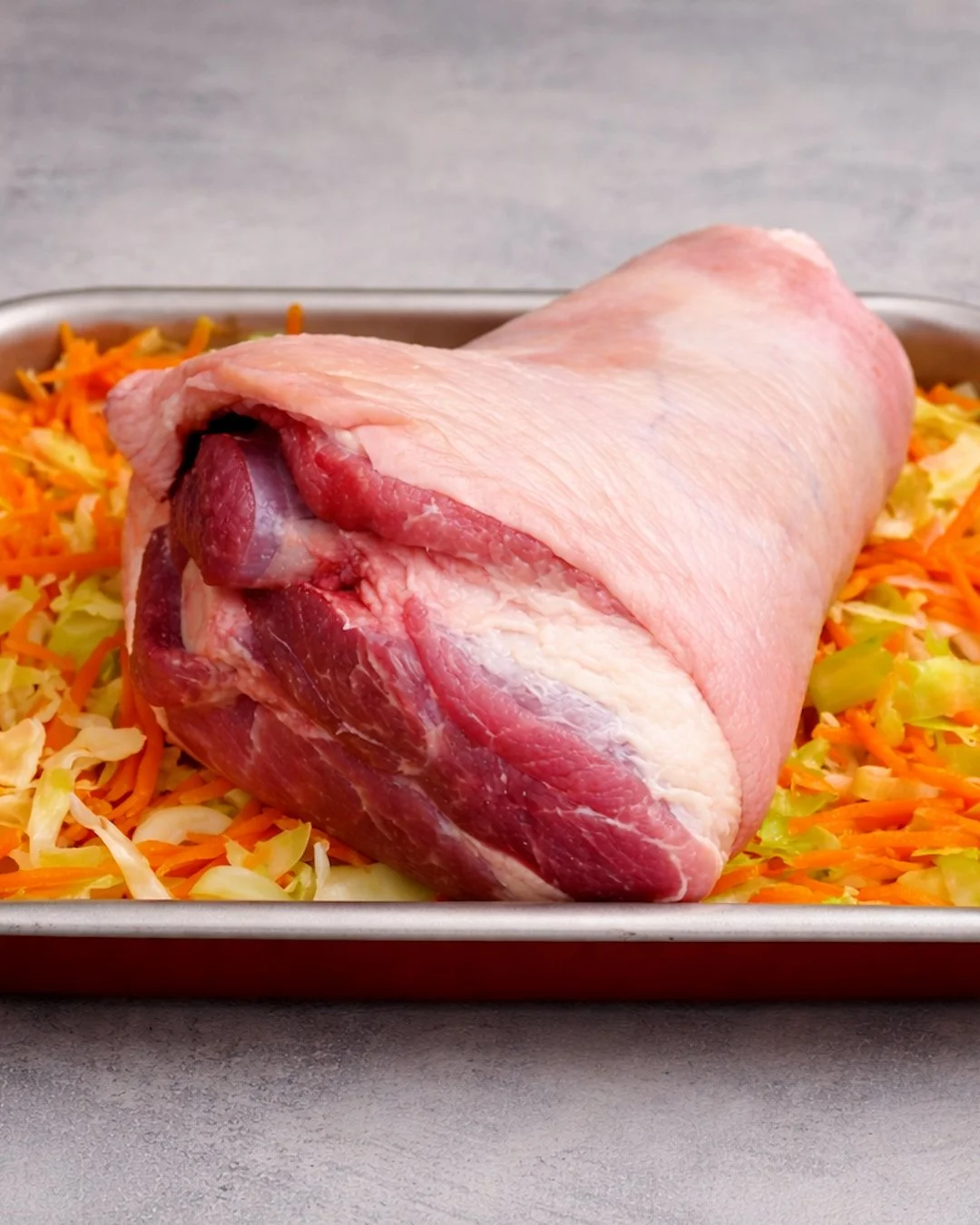 Stinco di Maiale cucinato con erbe e spezie in una deliziosa ricetta