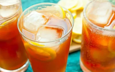 Una fresca tazza di Tè Glacé con ghiaccio e fette di limone.