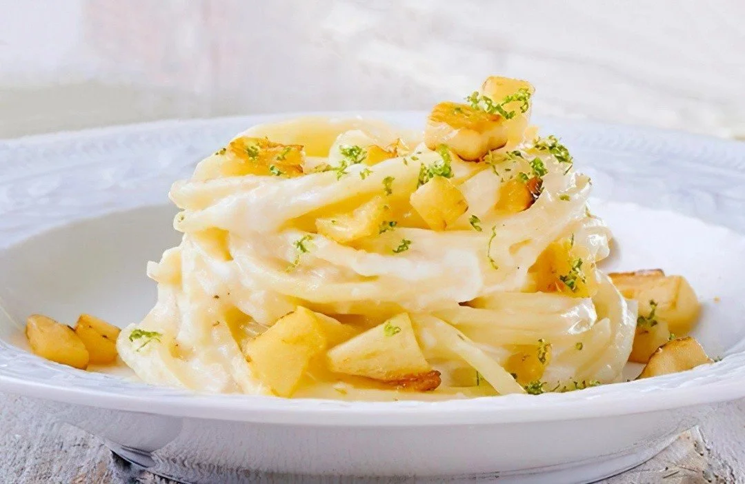 Tonnarelli alle mele croccanti e pecorino serviti in un piatto