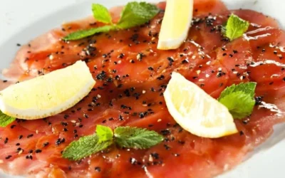 Carpaccio di tonno fresco preparato secondo una ricetta semplice
