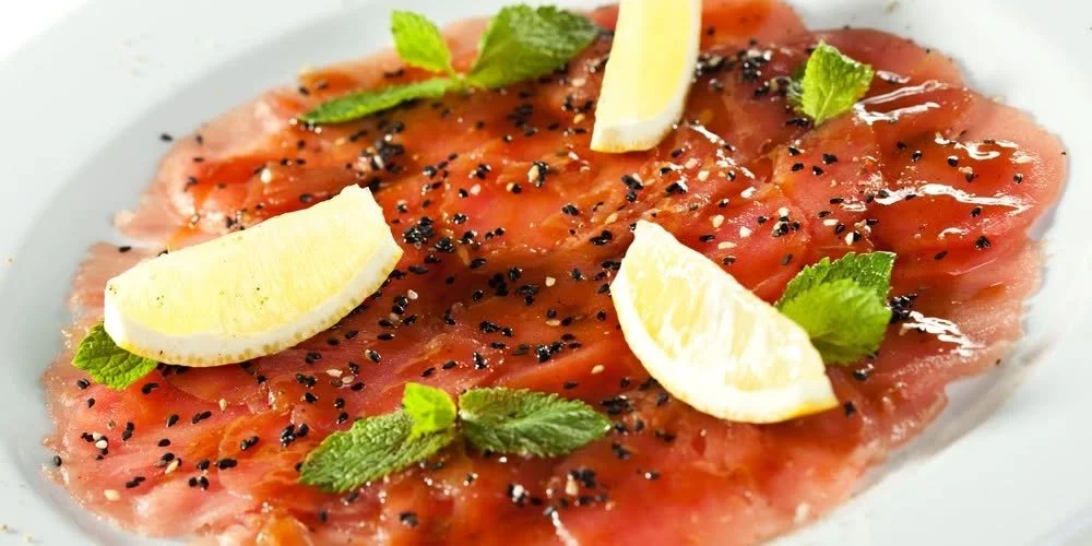Carpaccio di tonno fresco preparato secondo una ricetta semplice
