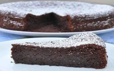 Torta Caprese al cioccolato servita su un piatto elegante