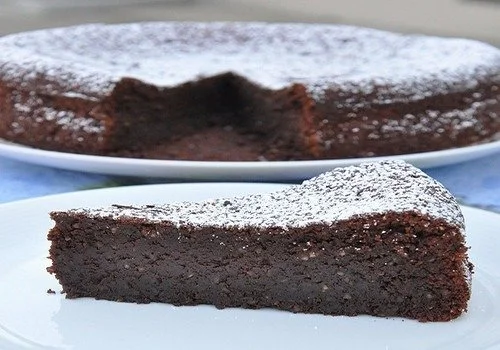 Torta Caprese al cioccolato servita su un piatto elegante
