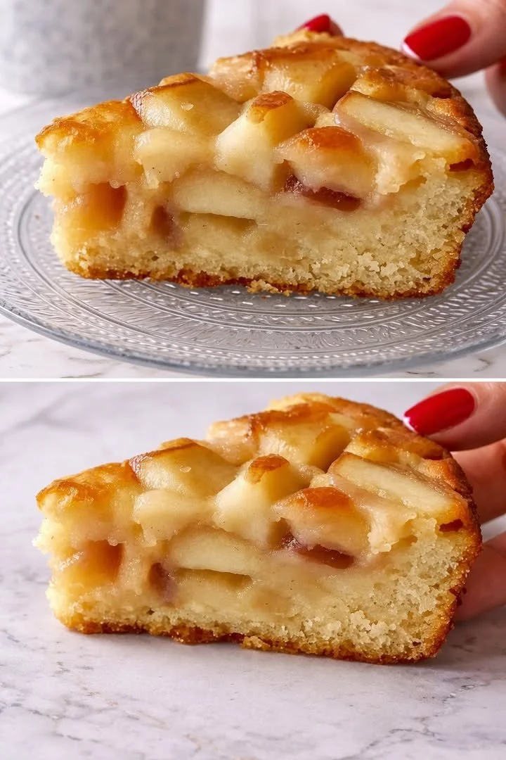 Fetta di Torta della Nonna alle Mele e Yogurt su piatto bianco