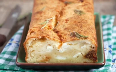 Torta di fichi con prosciutto e feta, un piatto gustoso e sofisticato.