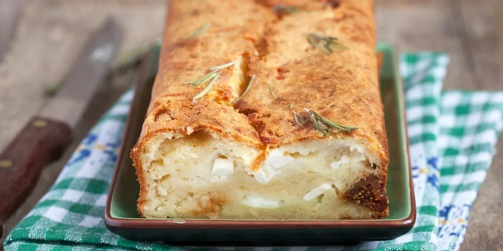 Torta di fichi con prosciutto e feta, un piatto gustoso e sofisticato.