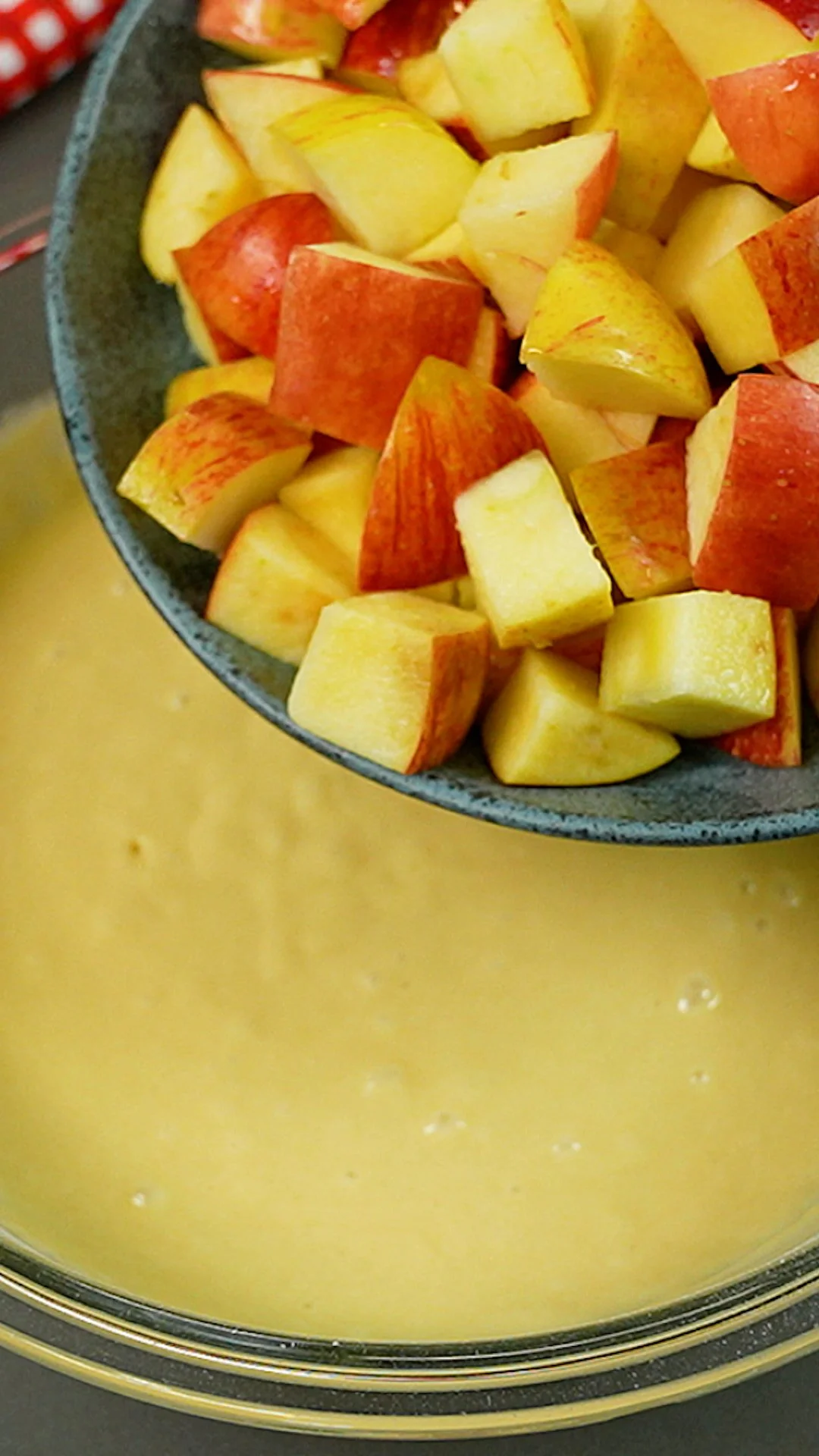 Torta di mele appena sfornata con mele fresche e cannella