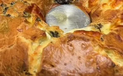Torta rustica senza lievitazione preparata con ingredienti freschi