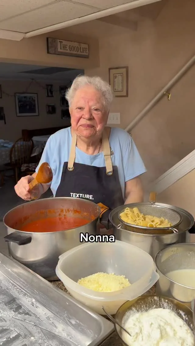 Pasta Ziti al forno della Nonna con salsa di pomodoro e formaggio