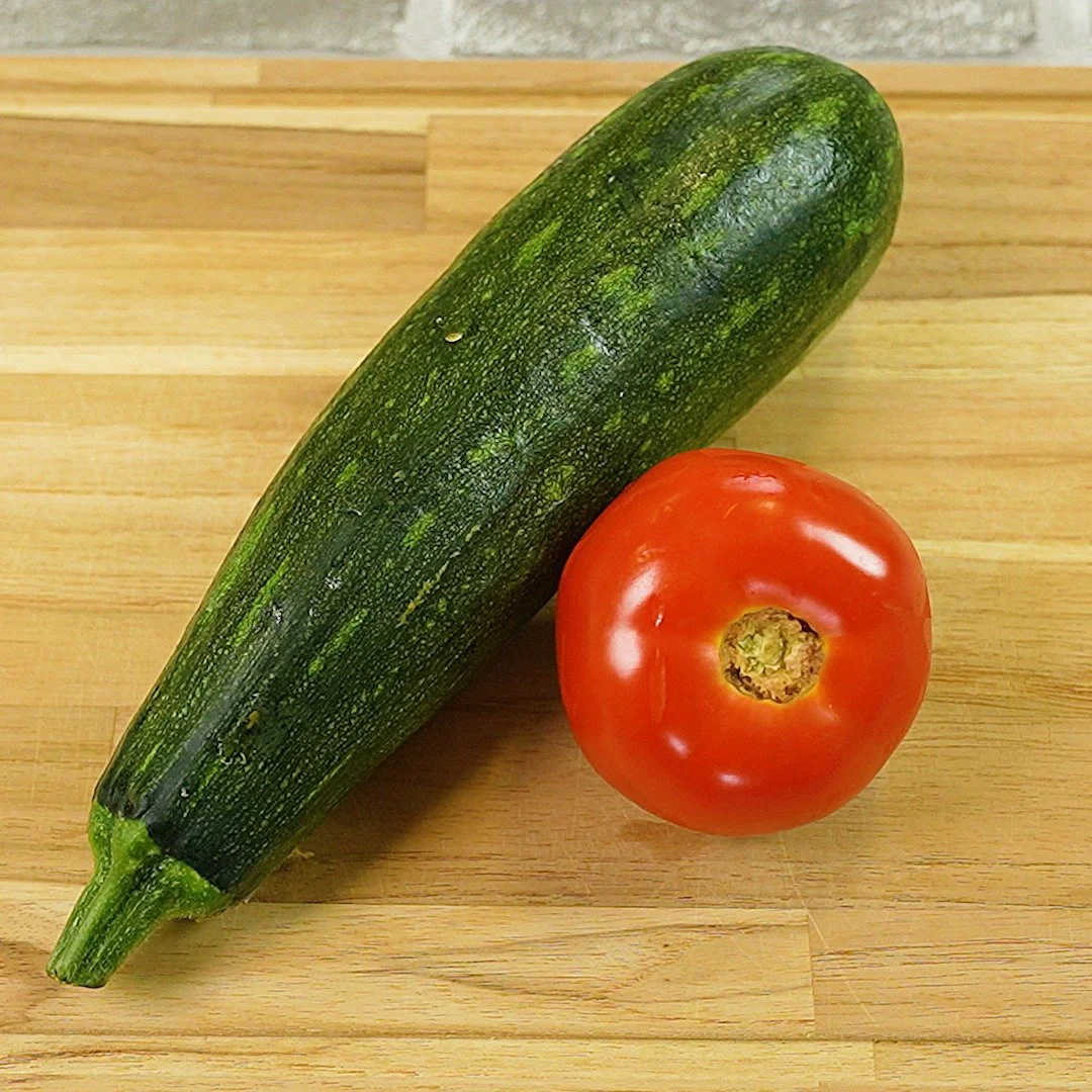 Zucchine fresche e salutari pronte per essere cucinate in un piatto nutriente.