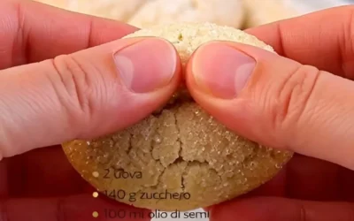 Biscotti al latte morbidi appena sfornati su un tavolo di legno