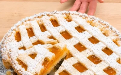 Fetta di crostata fresca su un piatto decorativo con frutta
