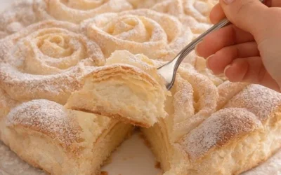 Torta di Rose decorata con zucchero a velo e fiori eduli
